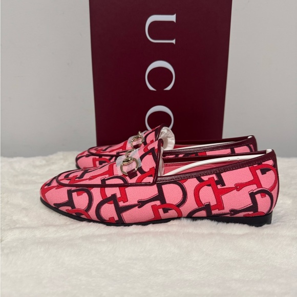 Gucci Pink Patterned Loafers with Gold Accent - Picture 4 of 7